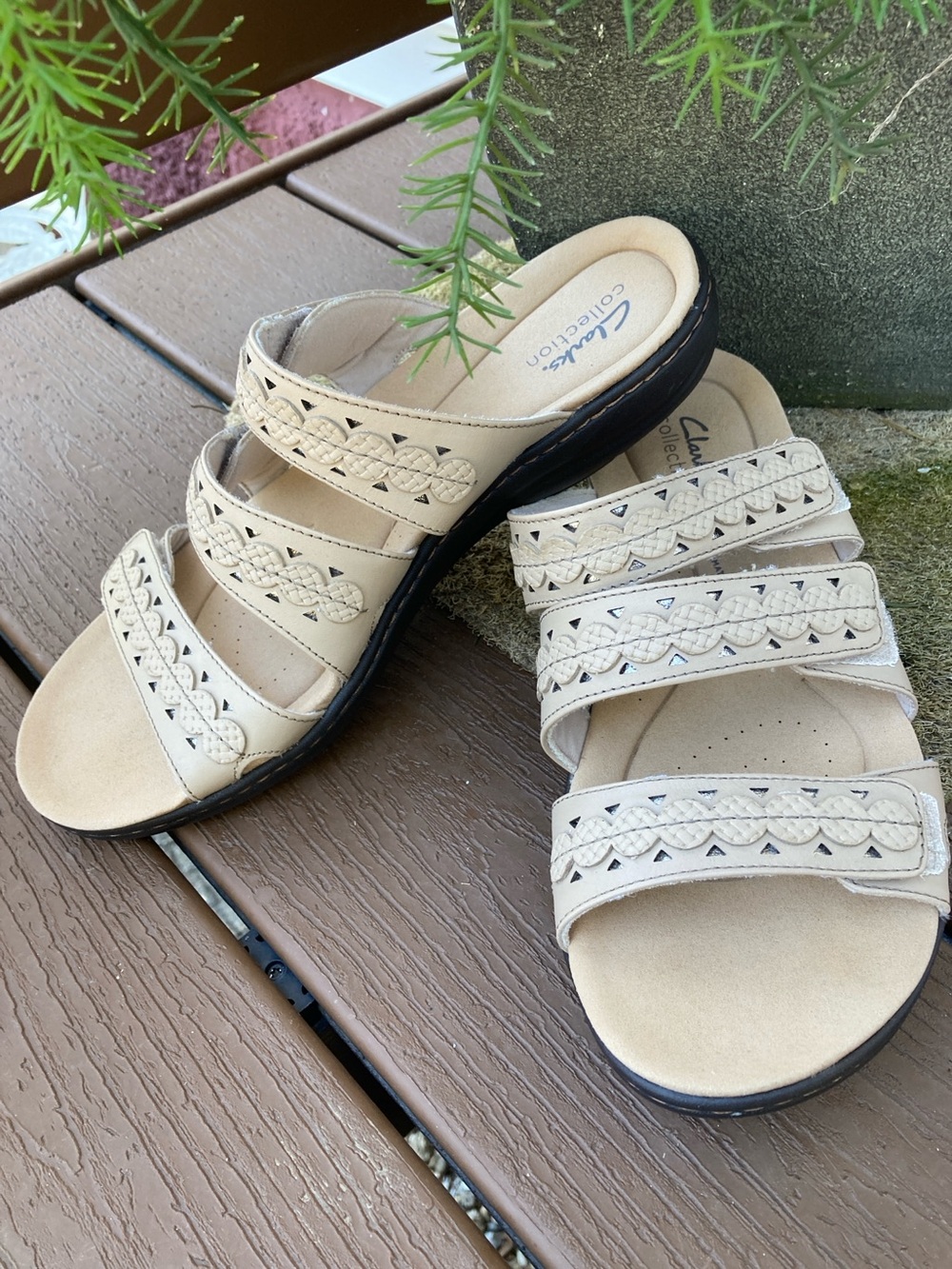 Clarks Size 10M Laurieann Cove sand colored slip on leather sandals